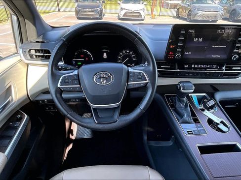 Used 2021 Toyota Sienna XLE image 6