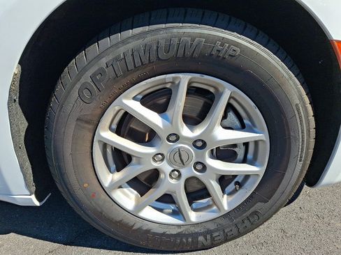 Used 2023 Chrysler Pacifica Touring-L FWD image 9