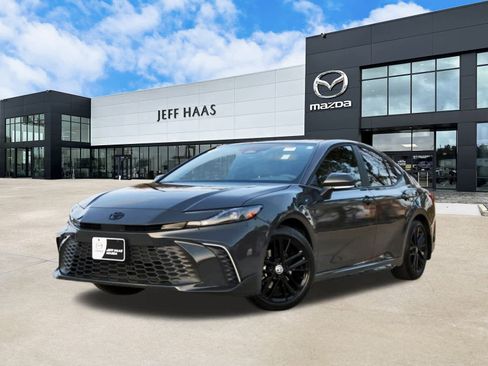 Used 2025 Toyota Camry SE w/ Convenience Package image 1