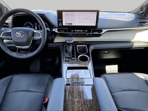 Used 2025 Toyota Sienna Platinum FWD image 16