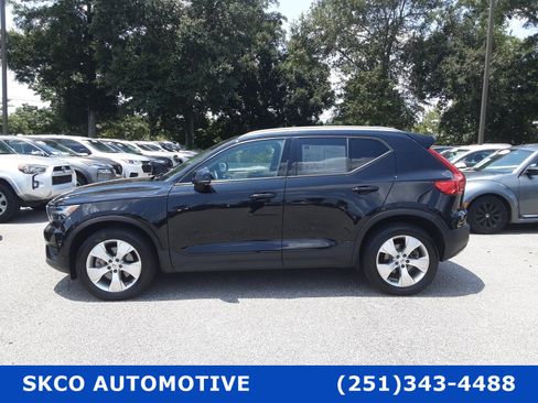 Used 2020 Volvo XC40 T5 Momentum image 2