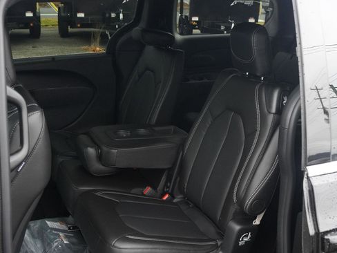 New 2026 Chrysler Pacifica Select image 65