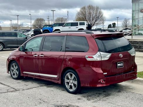 Used 2017 Toyota Sienna SE image 4