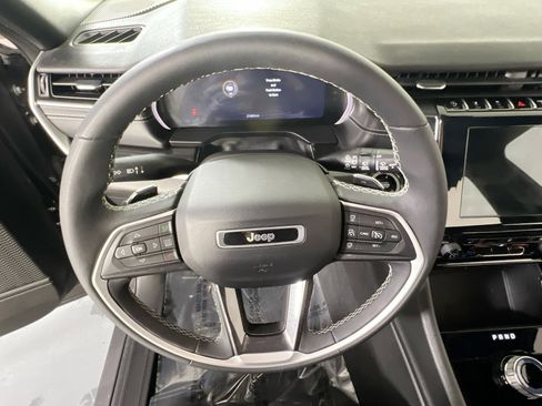 Used 2023 Jeep Grand Cherokee Altitude AWD/4WD image 11