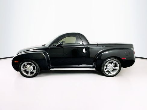 Used 2004 Chevrolet SSR w/ Preferred Equipment Group RWD image 4
