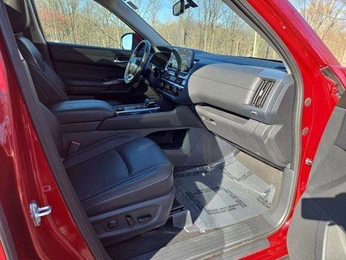 Certified 2025 Nissan Pathfinder SL w/ SL Premium Package image 24