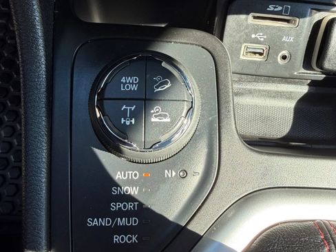 Used 2017 Jeep Cherokee Trailhawk w/ Cold Weather Group AWD/4WD image 29