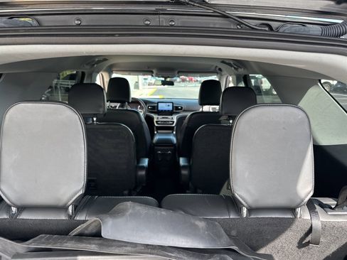 Used 2022 Ford Explorer XLT w/ Equipment Group 202A image 7