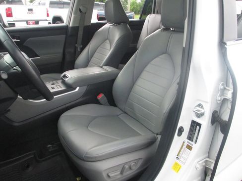 Used 2024 Toyota Highlander XLE AWD/4WD image 20