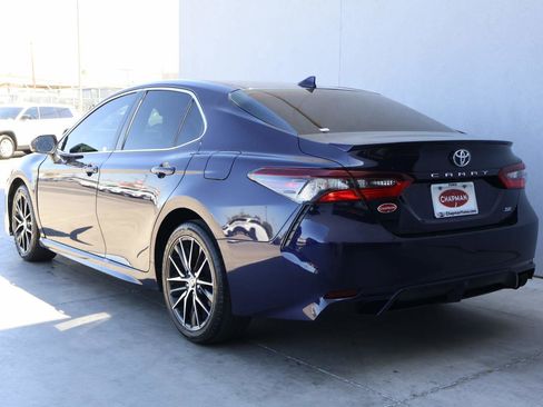Used 2022 Toyota Camry SE FWD image 3