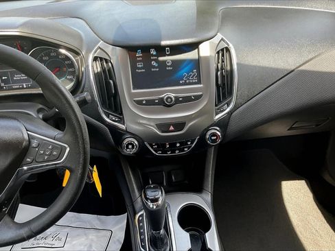 Used 2017 Chevrolet Cruze LT FWD image 9