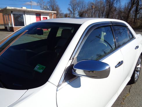 Used 2017 Chrysler 300 C image 10