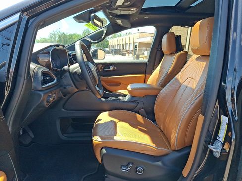 Used 2022 Chrysler Pacifica Pinnacle AWD/4WD image 14