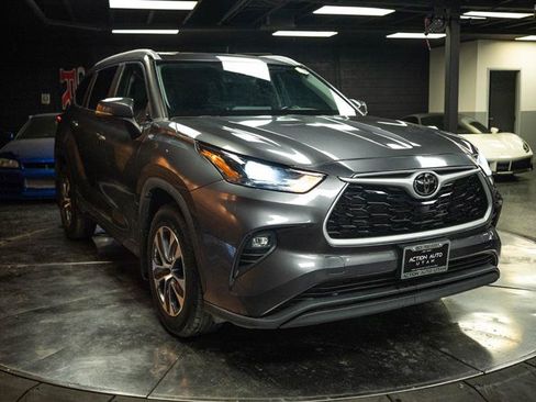 Used 2023 Toyota Highlander XLE FWD image 5