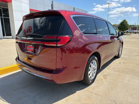 Used 2023 Chrysler Pacifica Touring-L FWD image 4