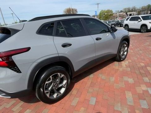 Used 2025 Chevrolet Trax LT w/ Driver Confidence Package FWD image 9
