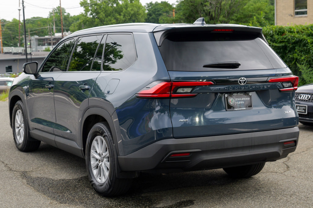 Used 2024 Toyota Grand Highlander AWD image 5