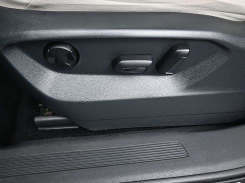 Used 2021 Volkswagen Tiguan SE image 11