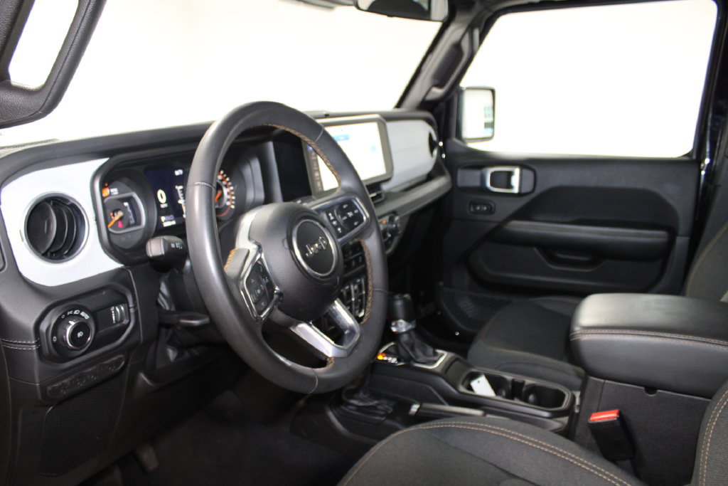 Used 2025 Jeep Wrangler Unlimited Sahara AWD/4WD image 16