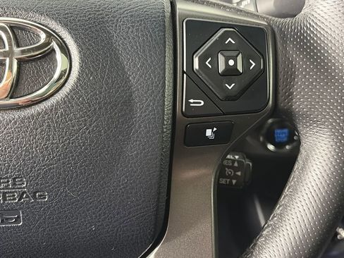 Used 2017 Toyota Tacoma TRD Off-Road w/ Premium & Technology Package AWD/4WD image 18