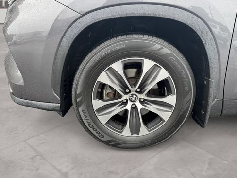 Used 2021 Toyota Highlander XLE AWD/4WD image 14