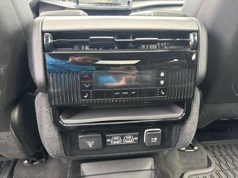 Used 2023 Jeep Wagoneer Series II w/ Convenience Group I AWD/4WD image 38