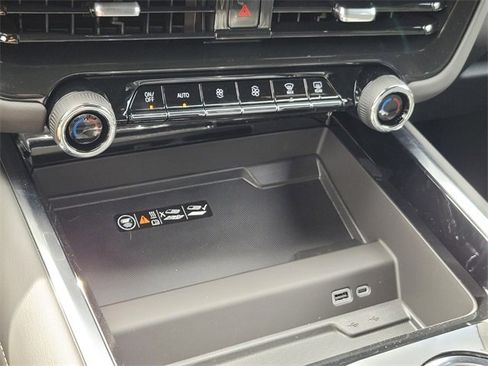 New 2025 Chevrolet Suburban Premier image 24