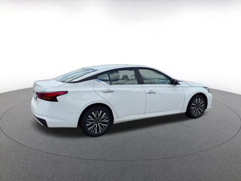 Used 2025 Nissan Altima 2.5 SV FWD image 14