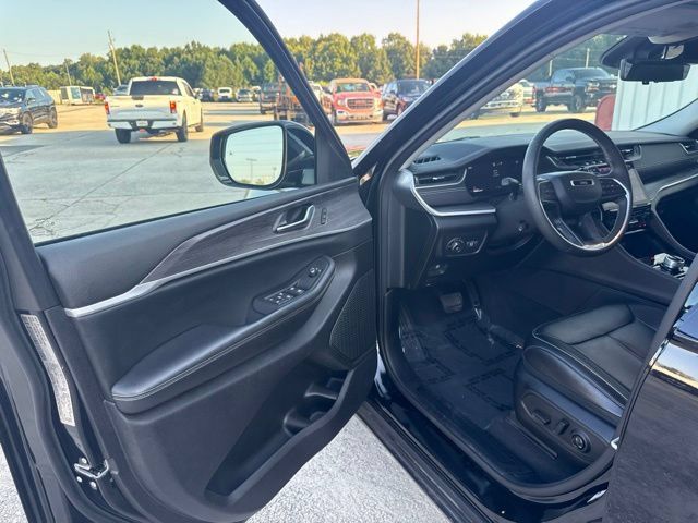 Used 2023 Jeep Grand Cherokee Limited w/ Luxury Tech Group II AWD/4WD image 24