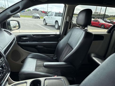 Used 2019 Dodge Grand Caravan SXT image 16