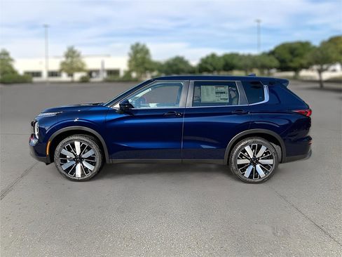 New 2025 Mitsubishi Outlander SE image 4