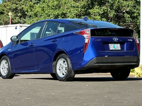 Used 2017 Toyota Prius Two FWD image 6