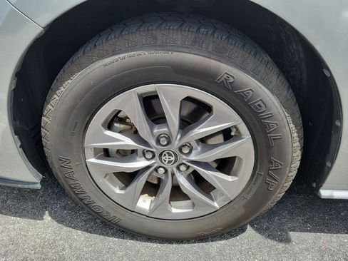 Used 2024 Toyota Sienna XLE image 2