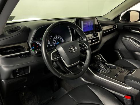 Used 2023 Toyota Highlander XLE image 12