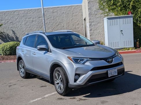 Used 2018 Toyota RAV4 XLE AWD/4WD image 3