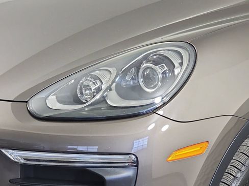 Used 2016 Porsche Cayenne AWD/4WD image 9