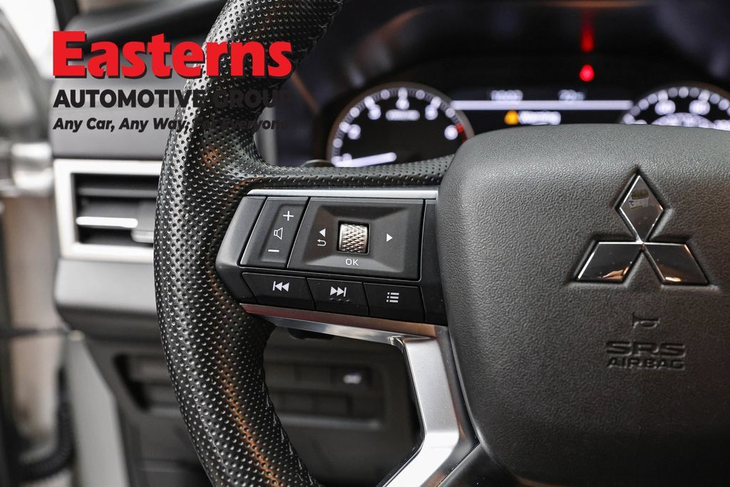 Used 2024 Mitsubishi Outlander SE AWD/4WD image 15
