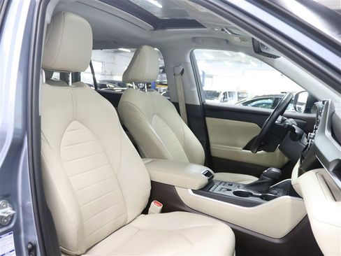 Used 2020 Toyota Highlander XLE AWD/4WD image 27