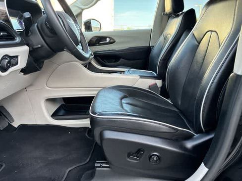 Used 2023 Chrysler Pacifica Limited FWD image 18