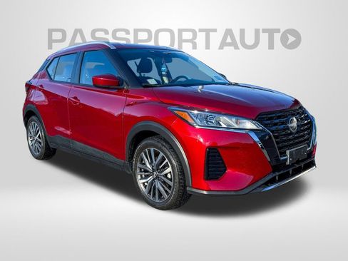 Used 2023 Nissan Kicks SV image 3