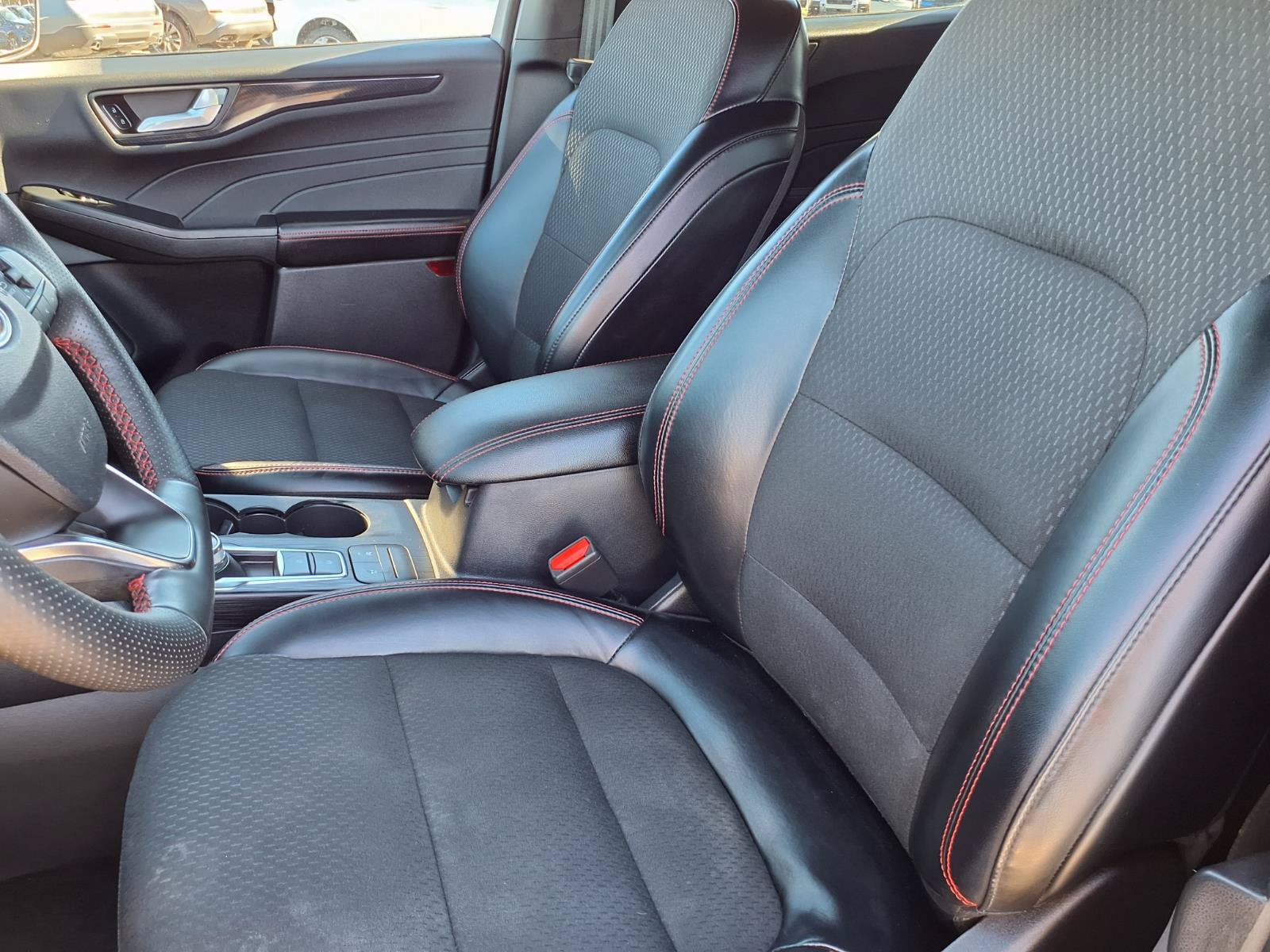 Used 2025 Ford Escape ST-Line Select AWD/4WD image 3