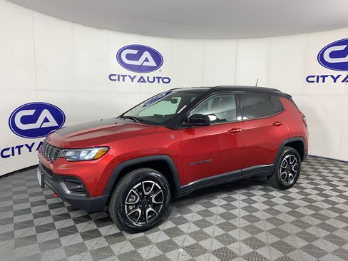 Used 2025 Jeep Compass Trailhawk AWD/4WD image 7