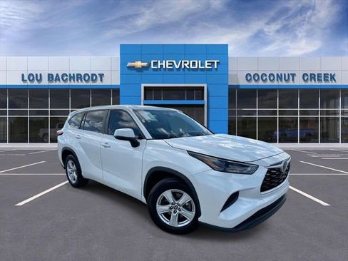 Used 2023 Toyota Highlander L FWD image 1