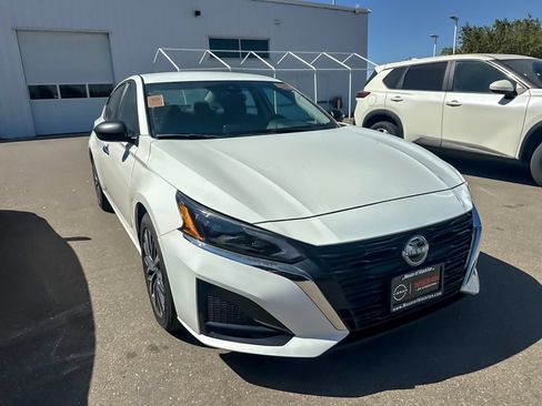 Used 2025 Nissan Altima 2.5 SV FWD image 1