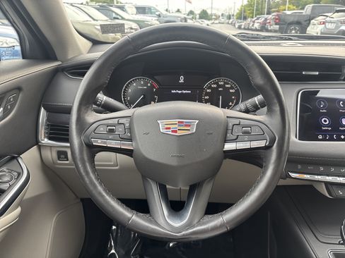 Used 2020 Cadillac XT4 Luxury w/ Cold Weather Package FWD image 3