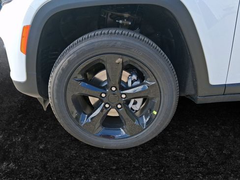 New 2025 Jeep Grand Cherokee Altitude image 15