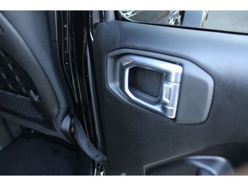 Certified 2022 Jeep Gladiator Rubicon w/ Cold Weather Group image 32