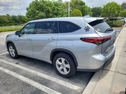 Used 2021 Toyota Highlander LE FWD image 2