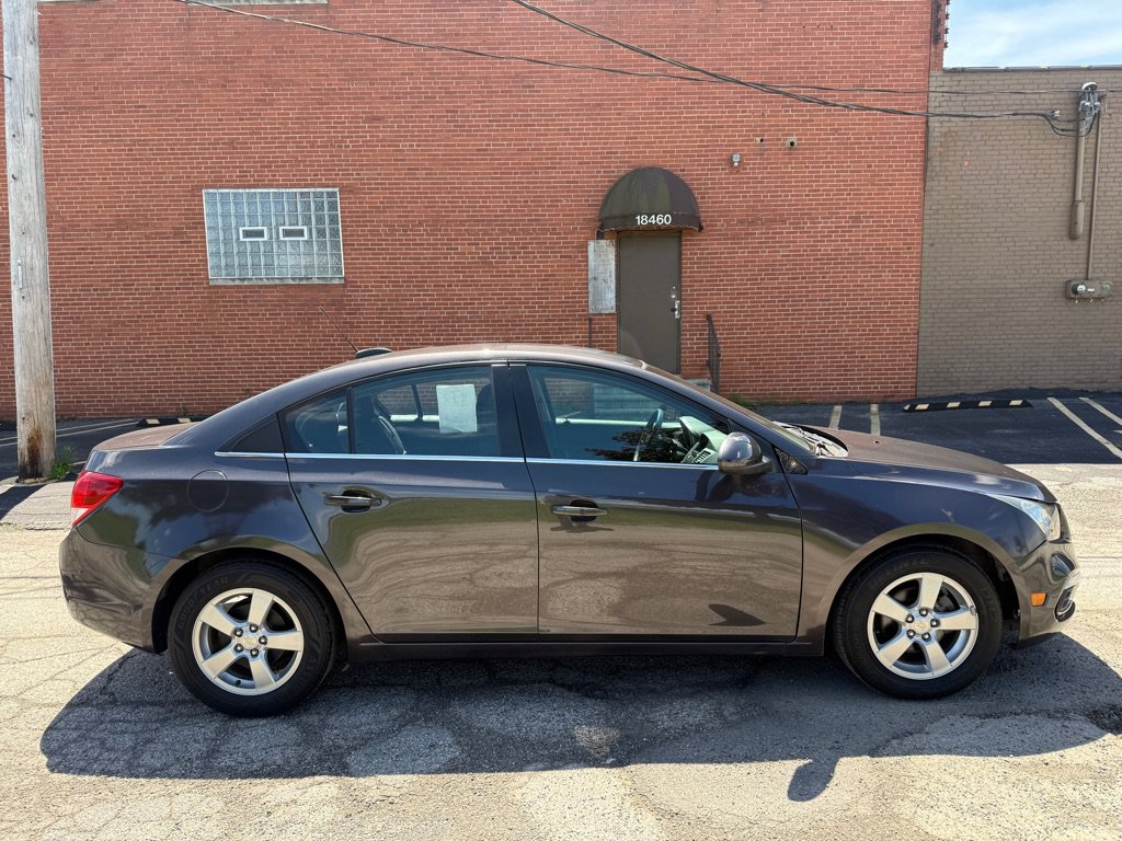 Used 2015 Chevrolet Cruze LT w/ Technology Package FWD image 2