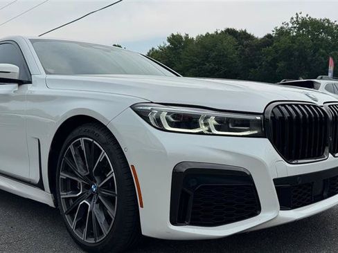 Used 2022 BMW 740i w/ M Sport Package RWD image 21